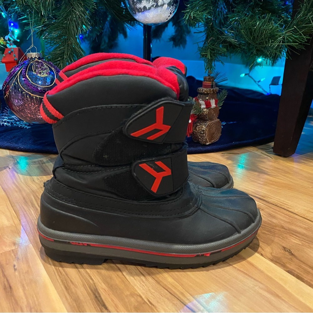 Cat & Jack Boys snow boots size 1Y black red